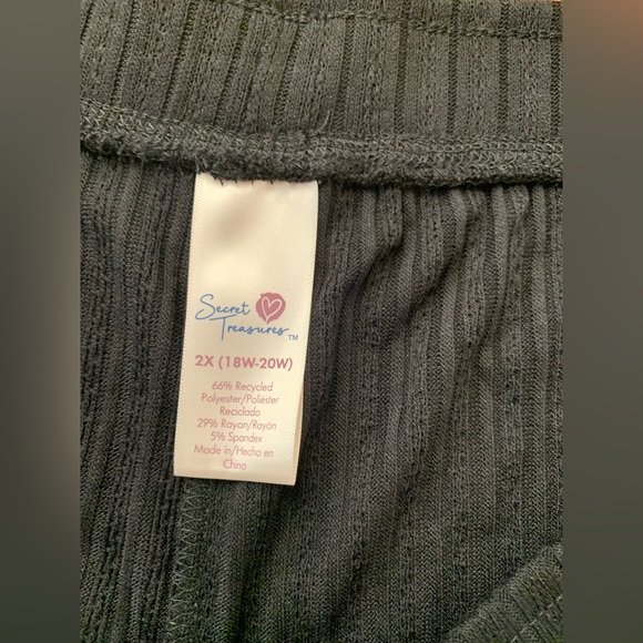 Secret Treasure Black Short - Picture 3 of 3